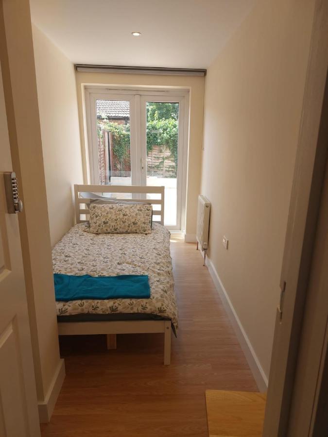 Vibrant Single Room Only For One Adult Southall Bagian luar foto