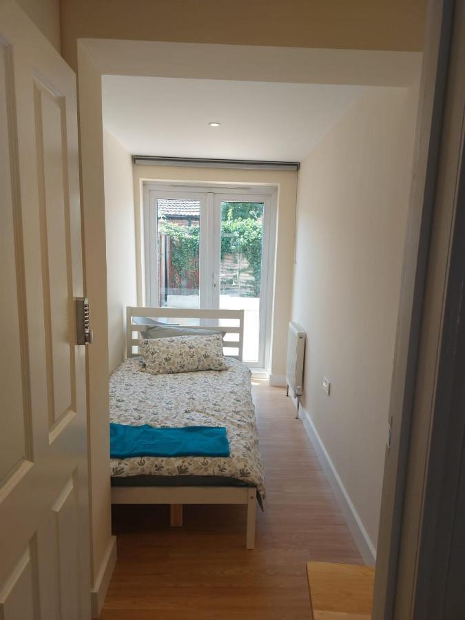 Vibrant Single Room Only For One Adult Southall Bagian luar foto