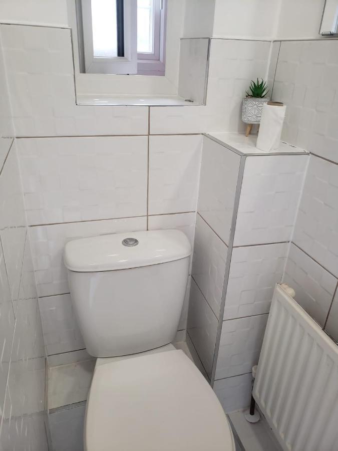 Vibrant Single Room Only For One Adult Southall Bagian luar foto